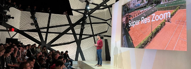 10월 6일 미국 뉴욕 브루클린에서 열린 구글의 하드웨어 신제품 공개 행사장에서 브라이언 라코프스키 구글 제품 관리 임원(VP)이 신형 스마트폰 픽셀7의 기능에 대해 설명하고 있다. [박원익]