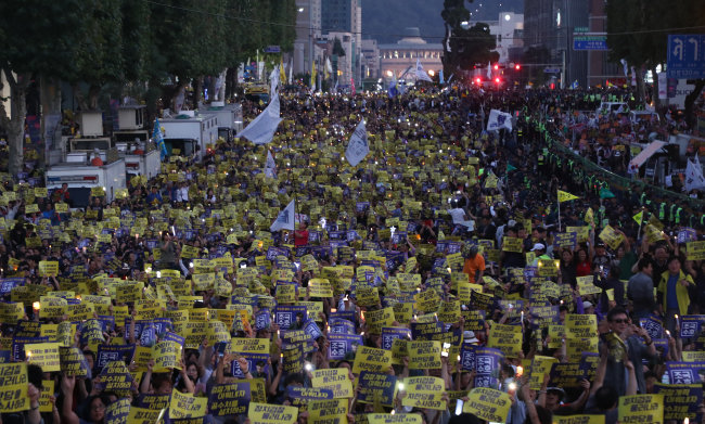 2019년 9월 28일 서울 서초구 검찰청사 앞에서 이른바 ‘조국 수호 촛불 집회’가 열렸다. 당시 MBC는 집회 현장 상공에 드론을 띄워 영상을 촬영했다. [동아DB]