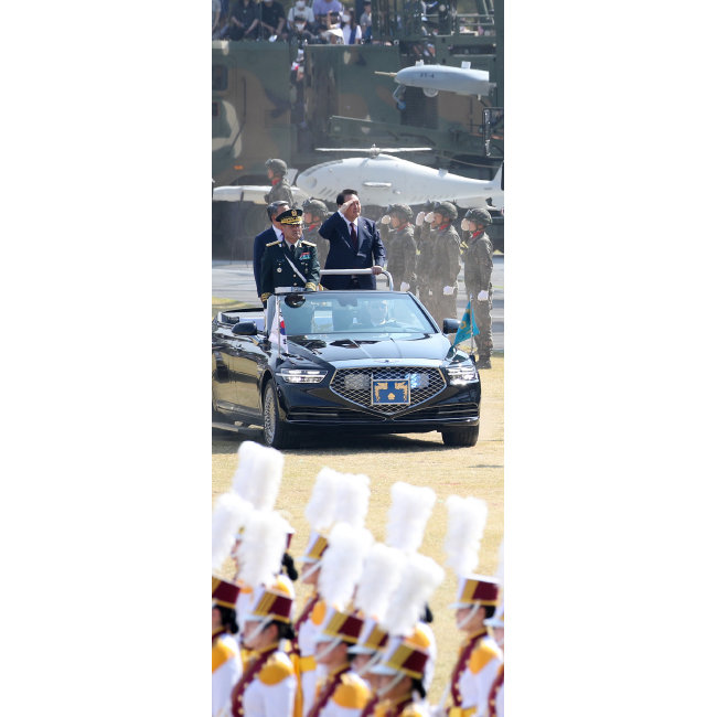 윤석열 대통령이 10월 1일 충남 계룡대에서 열린 건군 제74주년 국군의 날 기념식에서 사열하고 있다. [뉴시스]