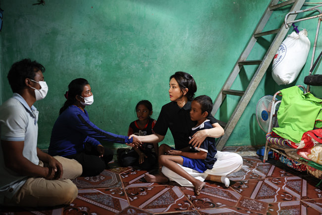 11월 12일 윤석열 대통령 부인 김건희 여사(오른쪽)가 캄보디아 프놈펜에서 심장질환을 앓고 있는 아동의 집을 찾았다. [대통령실]
