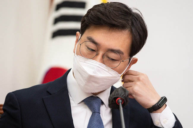 11월 23일 장경태 더불어민주당 의원이 서울 여의도 국회에서 열린 최고위원회의에서 모두 발언에 앞서 마스크를 벗고 있다. [뉴스1]