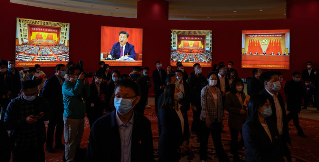 10월 12일 중국 베이징 한 전시장에서 마스크를 쓴 언론인과 관람객들이 시진핑 중국 국가주석의 10년 업적을 선전하는 전시회를 둘러보고 있다. [AP 뉴시스]