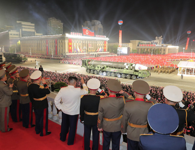 4월 25일 북한이 ‘조선인민혁명군’ 창건 90주년을 맞아 평양 김일성광장에서 열병식을 진행했다. 최신형전술미사일 종대와 주력탱크 종대, 전략미사일 종대 등 여러 종대가 이날 열병식에 참가해 광장을 행진했다. [노동신문]