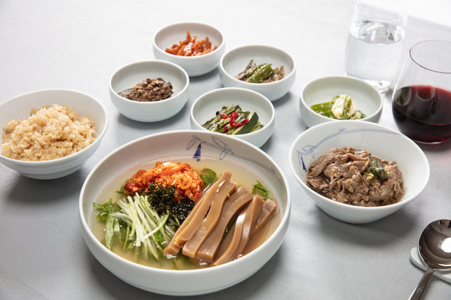 대한항공이 새로 선보인 묵밥은 더운 여름철 시원하게 즐길 수 있는 메뉴다. [대한항공]