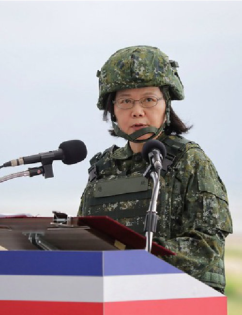 차이잉원 대만 총통이 2020년 7월 전투복에 방탄 헬멧까지 착용한 채 군 병력 앞에서 주권 수호 의지를 다짐하고 있다. [대만 국방부 트위터]