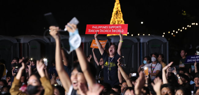 2022년 12월 3일 필리핀 팜팡가 클라크 글로벌 시티 광장에서 열린 글로벌피스페스티벌에서 필리핀 학생들이 ‘하나의 꿈, 하나의 한국, 하나의 세계를 필리핀이 지원하겠다’고 씌어 있는 손팻말을 든 채 호응하고 있다. [뉴시스]