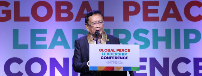 2022년 12월 2일 필리핀 팜팡가 클라크 위더스호텔에서 열린 글로벌 피스 리더십 콘퍼런스에서 혼 아부 암리 A 타딕 무슬림 민다나오 방사모로 자치구 장관이 연설하고 있다. [뉴시스]