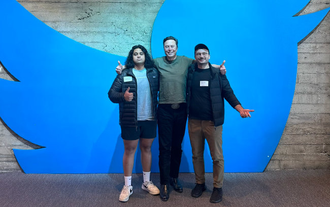 11월 15일 일론 머스크 테슬라 CEO 초청으로 샌프란시스코 트위터 본사를 방문한 라훌 리그마(왼쪽), 대니얼 존슨(오른쪽)이 머스크와 함께 사진 촬영을 하고 있다. [일론 머스크 트위터]
