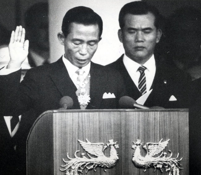 1971년 7월 1일 박정희 당시 대통령이 취임 선서를 하고 있다. [동아DB]
