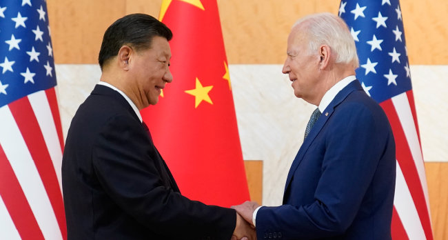 조 바이든 미국 대통령(오른쪽)과 시진핑 중국 국가주석이 2022년 11월 14일(현지 시간) 정상회담장인 인도네시아 발리 ‘더 물리아’ 호텔에서 미소를 지으며 두 손을 맞잡고 있다. 두 정상은 발리에서 열리는 주요 20개국(G20) 정상회의를 계기로 회담했다. [발리=AP 뉴시스]
