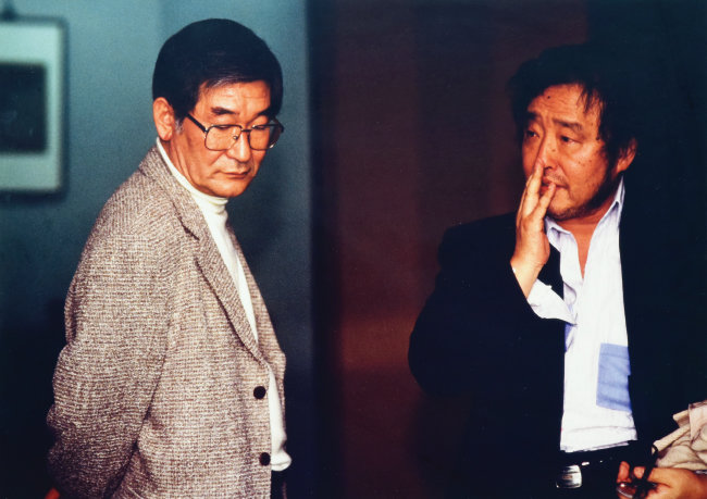 1996년 3월 28일 백남준 작가(오른쪽)가 삼성출판박물관에서 ‘광복전후 50년 자료 특별기획전’을 관람하고 있다. [삼성출판박물관]