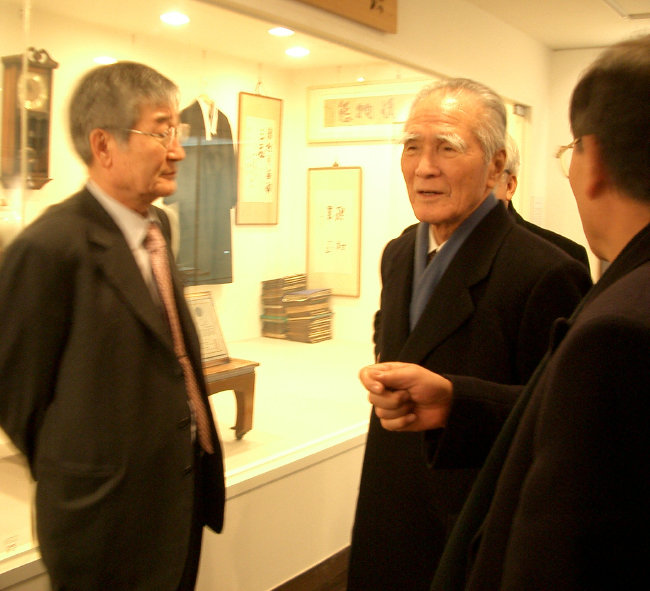 2005년 2월 2일 무라야마 도미이치 전 일본 총리가 삼성출판박물관에서 ‘다시 찾은 우리 책전’을 관람하고 있다. [삼성출판박물관]