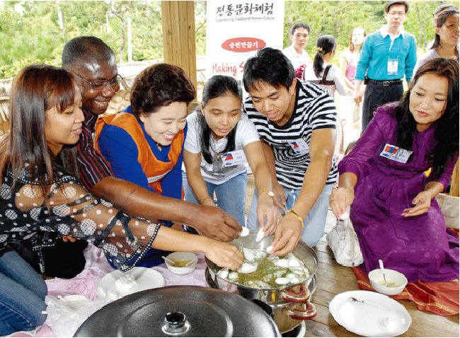 위러브유 명절맞이 사랑나눔 행사에 참석한 외국인 근로자 가족들.