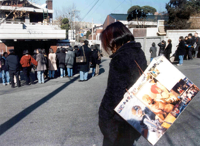1996년 1월 24일 ‘서태지와 아이들’의 은퇴 소식이 흘러나오자 서태지의 집 앞에서 팬들이 서성이고 있다. [동아DB]