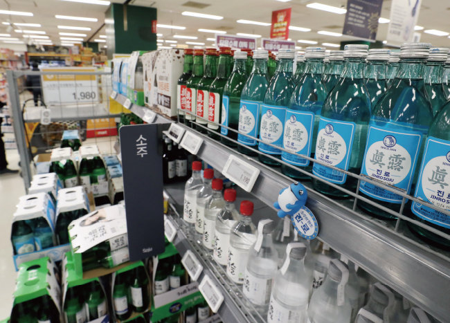 소주 업계에 알코올 도수를 낮춘 것은 물론 열량까지 낮춘 제품이 속속 등장하고 있다. 사진은 서울의 한 대형마트 주류 코너. [뉴스1]