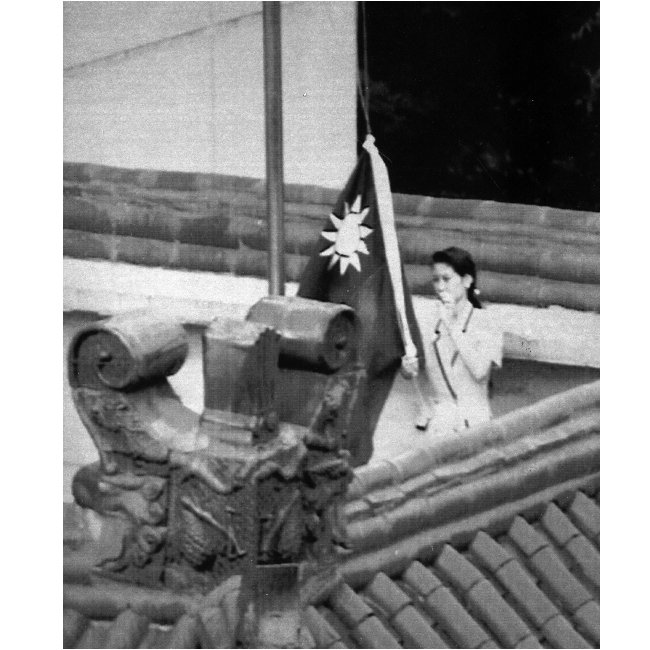 1992년 8월 24일 당시 주한대만대사관 직원이 대사관에 게양된 대만 국기를 내리고 있다. 이해 한중수교로 한국과 대만은 단교했다. [동아DB]
