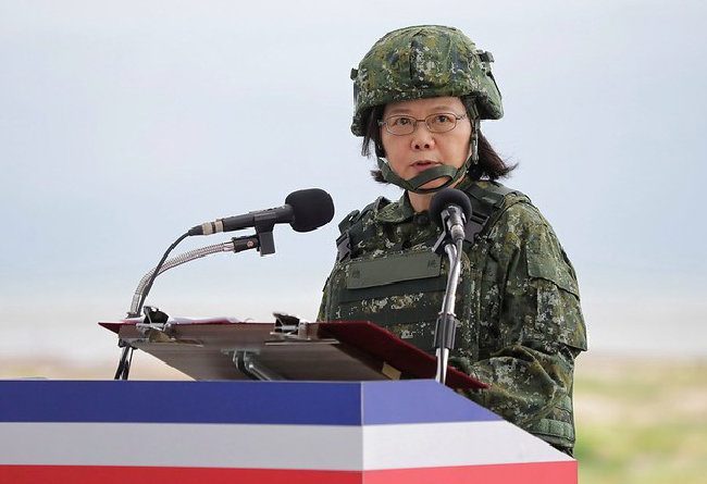 2020년 7월 차이잉원 대만 총통이 전투복, 방탄 헬멧을 착용한 채 군 앞에서 주권 수호 의지를 다짐하고 있다. 차이잉원은 총통은 ‘하나의 중국’ 원칙에 맞서 독립 노선을 추구한다. [동아DB]