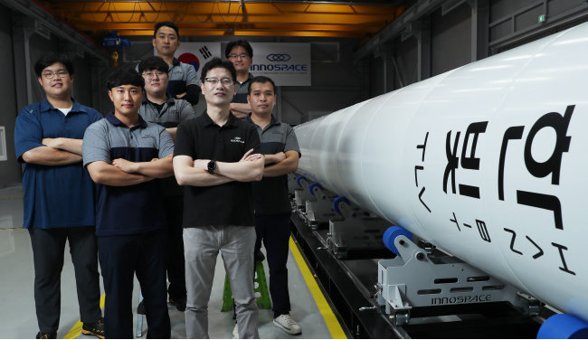 우주 발사체 스타트업 이노스페이스가 자체 개발한 우주발사체 ‘한빛-TLV’. 왼쪽에 김수종 이노스페이스 대표와 직원들이 서 있다. [동아DB]