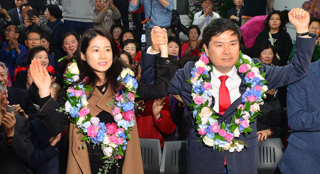 2016년 총선에서 서울 중구성동구을에서 당선한 지상욱 의원과 부인 심은하씨. [뉴스1]