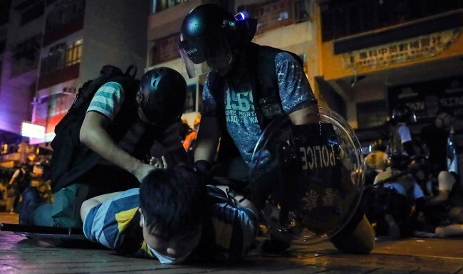 2019년 8월 7일 홍콩 선수이부구의 한 경찰서 앞에서 경찰이 반중 시위대를 제압하고 있다. [AP 뉴시스]
