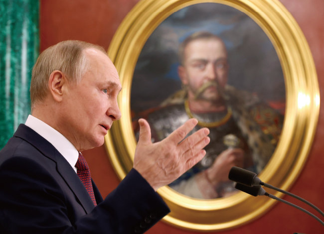 블라디미르 푸틴 러시아 대통령이 지난해 12월 22일 모스크바 크렘린궁에서 열린 국무위원회를 마치고 기자회견하고 있다. 그는 “러시아는 우크라이나와 협상을 거부하지 않았다. 우크라이나 지도부가 거부했다”며 “우리 목표는 이 전쟁을 끝내는 것”이라고 말했다. [AP/뉴시스]
