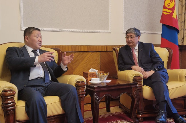유완영 SGI 컨설팅 회장(왼쪽)이 2022년 11월 9일 치메드 후렐바타르 몽골 경제개발부 장관과 대화하고 있다. [SGI컨설팅]
