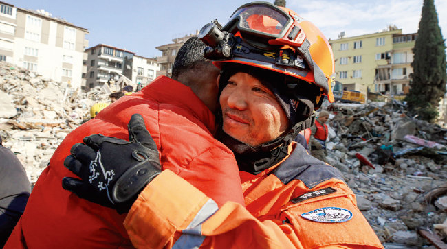 조인재 한국긴급구호대 구조대장이 지진으로 무너진 건물 속 60대 생존자를 구조한 뒤 튀르키예 사람으로부터 감사인사를 받고 있다. [뉴시스]