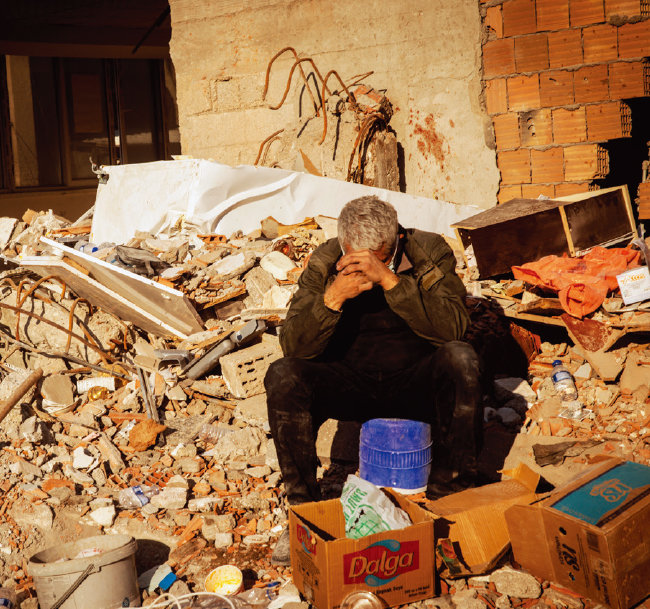 2월 12일 튀르키예 아디야만에서 건물 수색 자원봉사자가 잠깐 눈을 붙이며 휴식을 취하고 있다. [Gettyimage]