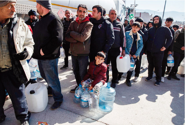 2월 9일 튀르키예 하타이에서 깨끗한 물을 기다리는 사람들. [Gettyimage]