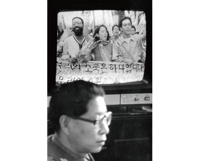 1989년 8월 8일 열린 제450차 군사정전위에서 북측이 평양 세계청년학생축전에 전대협 대표로 참석한 한국외대 임수경 양이 활동한 비디오 테이프를 보여주고 있다. [동아DB]