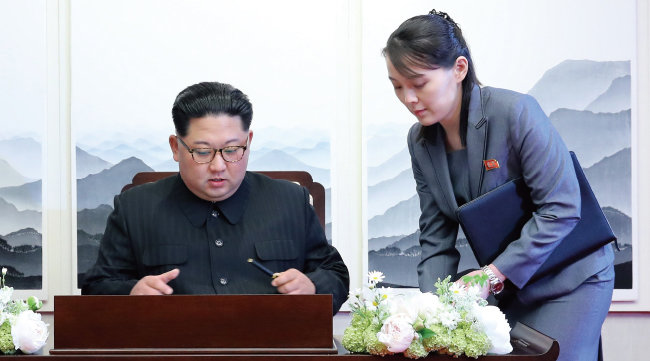 2018년 4월 27일 판문점에서 열린 남북 정상회담 당시 김정은 북한 노동당 총비서와 김여정 당 중앙위 제1부부장. [동아DB]