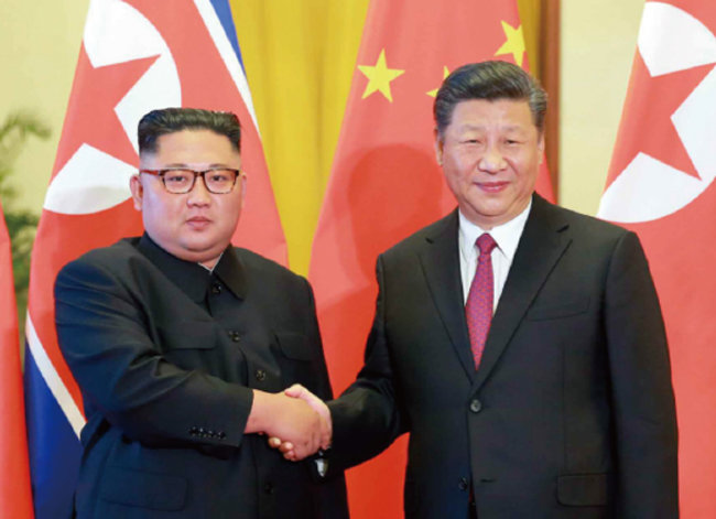 2018년 6월 19일 중국 베이징에서 열린 북·중 정상회담에서 김정은 북한 노동당 총비서와 시진핑 중국 국가주석이 악수하고 있다. [동아DB]