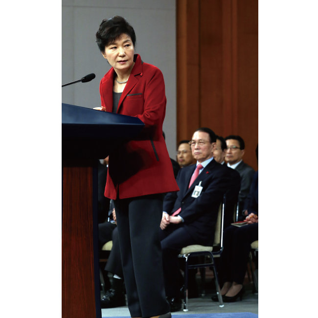 2015년 1월 12일 박근혜 당시 대통령이 청와대에서 열린 새해 기자회견에서  배석한 국무위원들을 돌아보고 있다. [동아DB]