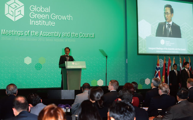 2012년 10월 23일 서울 중구 신라호텔에서 글로벌 녹색성장기구(Global Green Growth Institute·GGGI) 창립회의 개회식이 열린 가운데, 이명박 당시 대통령이 축사하고 있다. [청와대사진기자단]