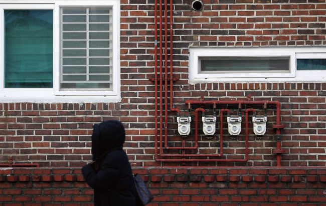 1월 25일 서울 주택가 벽면에 가스계량기가 설치돼 있다. 2022년 우크라이나 전쟁에 따른 액화천연가스(LNG) 수입 가격 급등으로 도시가스 소매가가 급격히 올랐다. 이에 한파가 몰아닥친 이후 난방비 부담도 커졌다. [뉴시스]