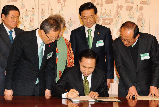 2010년 1월 13일 청와대에서 이명박 당시 대통령이 참석한 가운데 저탄소녹색성장기본법 제정 공포 서명식이 열렸다. [청와대사진기자단]