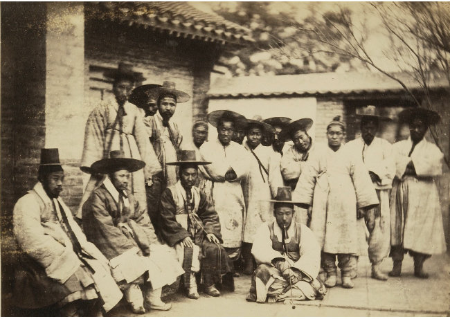 1863년 1월 중국 베이징 아라사관(俄羅斯館·러시아공사관)에서 촬영한 이항억 등 조선 연행사(燕行使) 일행 16명 사진. [동아DB]