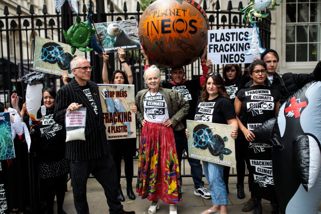 비비언 웨스트우드(가운데)가 2018년 6월 5일 환경의 날에 다국적 화학 회사의 프래킹 반대 시위를 이끌고 있다. [Gettyimage]