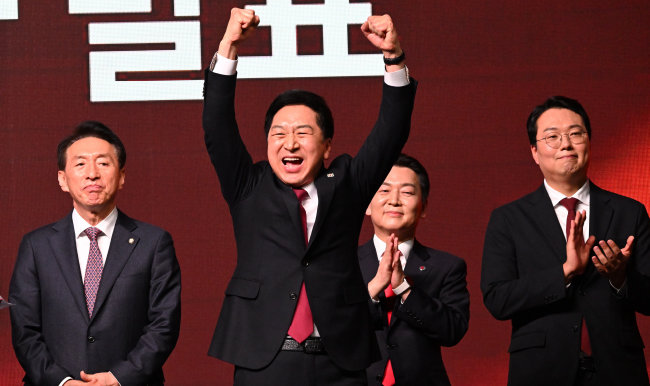 국민의힘 당대표로 선출된 김기현 의원이 3월 8일 경기 고양시 킨텍스에서 열린 제3차 전당대회에서 손을 번쩍 들고 있다. [사진공동취재단]