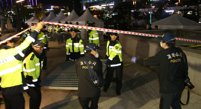 2014년 10월 7일 경기 성남시 환풍구 붕괴 사고 현장에서 경찰들이 환풍구 덮개를 치우고 있다. [동아DB]