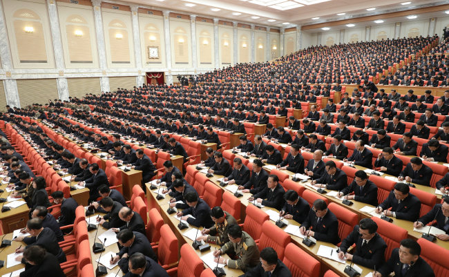 2월 26일부터 3월 2일까지 북한에서 진행된 노동당 중앙위원회 전원회의에선 식량정책 실패에 대한 당국 간부들의 자아비판이 행해졌다. [뉴스1]