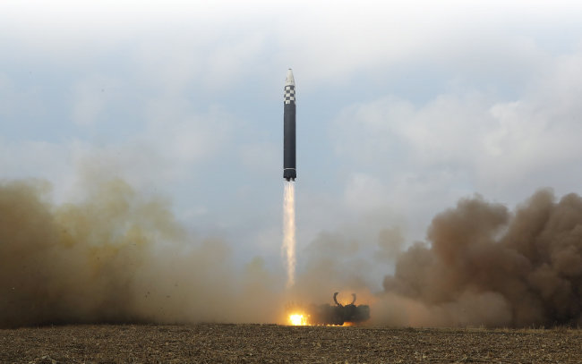 지난해 11월 18일 북한에서 신형 대륙간탄도미사일(ICBM) ‘화성포-17형’이 시험발사되고 있다. 이튿날 김정은 노동당 총비서는 당 기관지 노동신문을 통해 “핵에는 핵으로, 정면 대결에는 정면 대결로 대답할 것”이라고 밝혔다. [뉴스1]