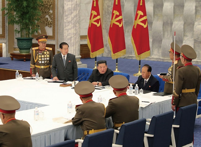 북한은 지난해 6월 22일 중앙군사위원회 제8기 제3차 확대회의 2일 차 회의를 진행했다. [뉴스1]