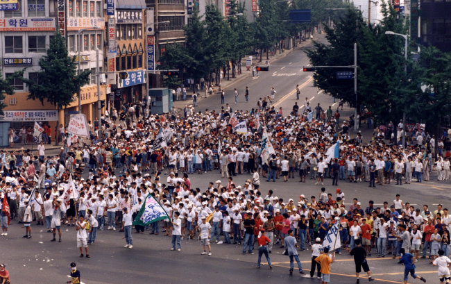 1996년 8월 한국대학총학생회연합(한총련)이 서울 서대문구 연세대 점거 시위에 나선 가운데, 신촌로터리에서 가두 시위를 벌이고 있다. [동아DB]