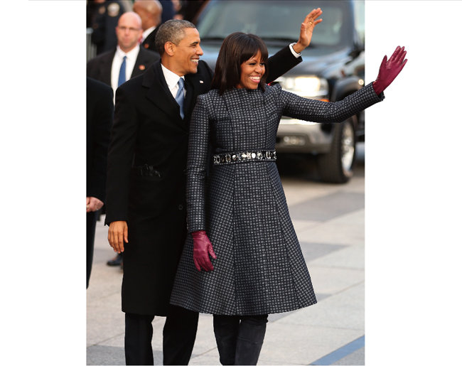 2013년 버락 오바마 미국 대통령의 2기 취임식에 톰 브라운의 자카르 드레스를 입고 나온 미셸 오바마 여사(오른쪽). [Gettyimage]