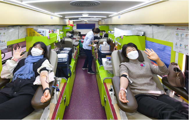 서울 마포 월드컵경기장에서 개최된 제464차 ‘전 세계 헌혈하나둘운동’ 참가자들이 밝은 모습으로 헌혈에 임하고 있다. [국제위러브유운동본부]