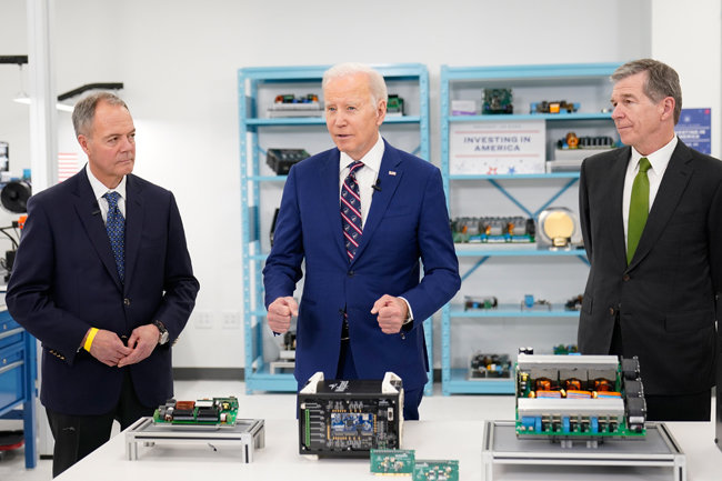 조 바이든 미국 대통령(가운데)이 3월 28일(현지시간) 미국 노스캐롤라이나주 더럼의 반도체 생산업체 ‘울프스피드’ 공장을 찾아 발언하고 있다. [더럼=AP 뉴시스]
