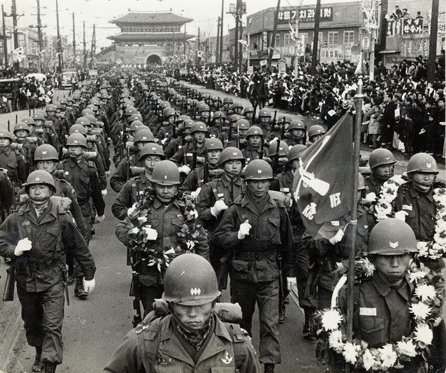 1965년 10월 파병 결정에 따라 베트남으로 떠나는 장병들이 시가행진을 하고 있다. 박정희 정부는 월남 파병을 조건으로 미국으로부터 군사·경제 원조를 받아냈다. 이를 명문화한 것이 브라운 각서다. [동아DB]
