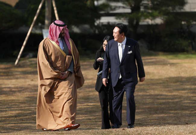 지난해 11월 17일 무함마드 빈 살만 사우디아라비아 왕세자 겸 총리가 방한해 윤석열 대통령과 회담을 하고 있다. [대통령실]