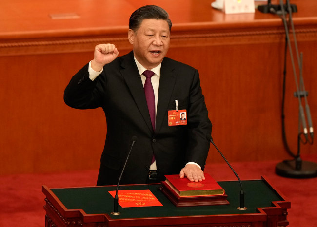 시진핑 중국 국가주석이 3월 10일 베이징 인민대회당에서 열린 전국인민대표대회 14기 1차 회의 제3차 전체회의에서 투표를 통해 만장일치로 주석으로 선출된 후 선서하고 있다. 시 주석은 현재의 중국 건국 이후 처음으로 ‘3연임’ 국가주석이 됐다. [AP/뉴시스]